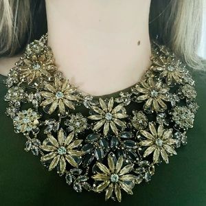 BCBG MAXAZRIA 3D FLORAL BLUSH GLASS STONE STATEMENT NECKLACE